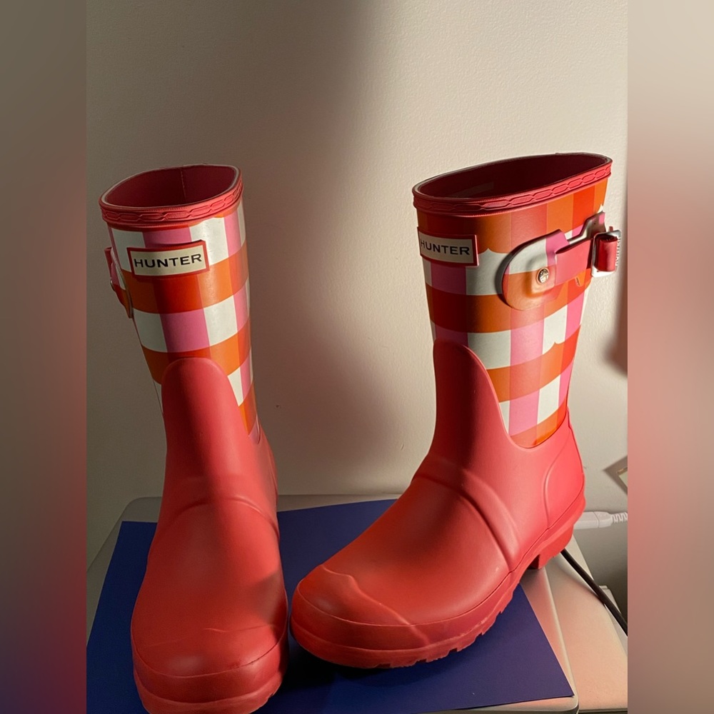 Womens size 6 Hunter rain boots, orange pink and white